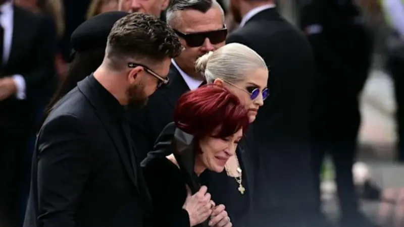 Último adiós de miles de fans a Ozzy Osbourne en Birmingham
