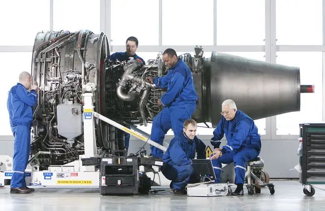 Equipo de FL Technics trabajando.