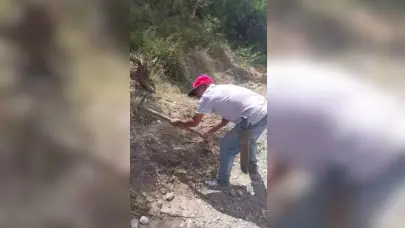 Cansados de promesas, comunitarios de El Lim&oacute;n en Ocoa reparan ellos mismos la v&iacute;a de acceso