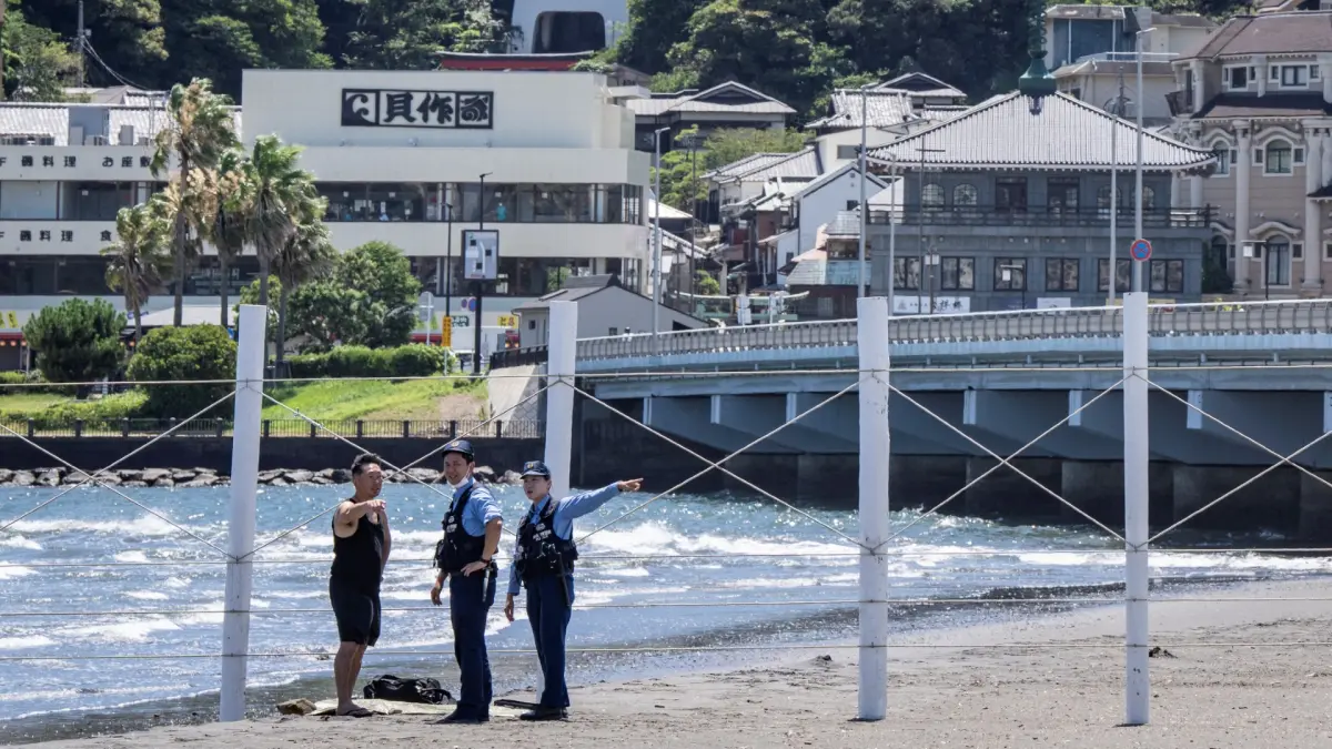 Policías de Japón evacúan las playas.