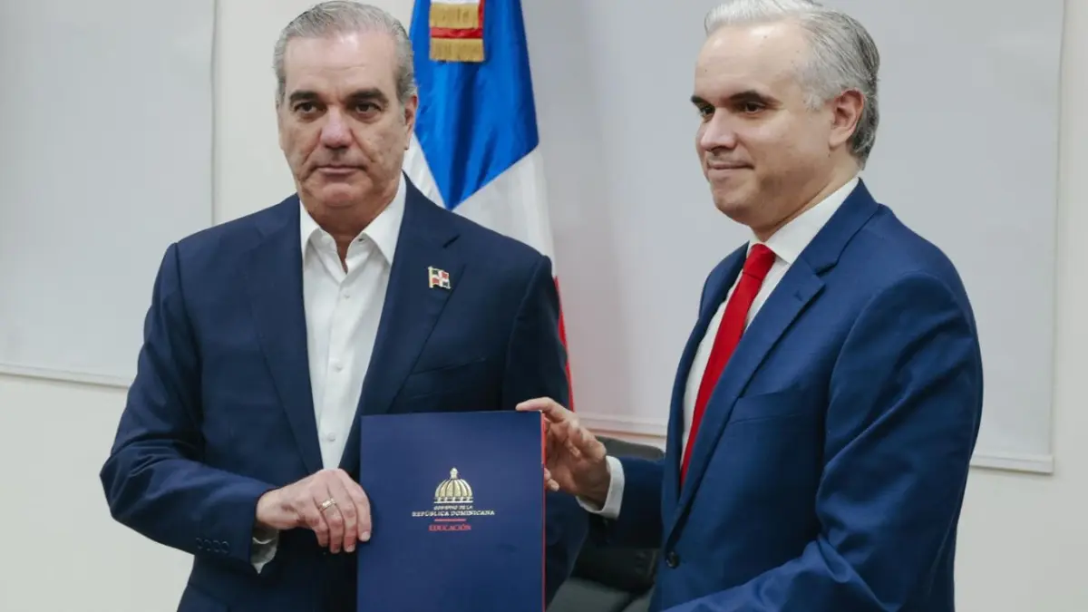 En la foto, el presidente Abinader y el ministro de Educación Miguel Decamps
