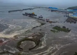 Tsunami en Rusia deja edificios sumergidos bajo el agua