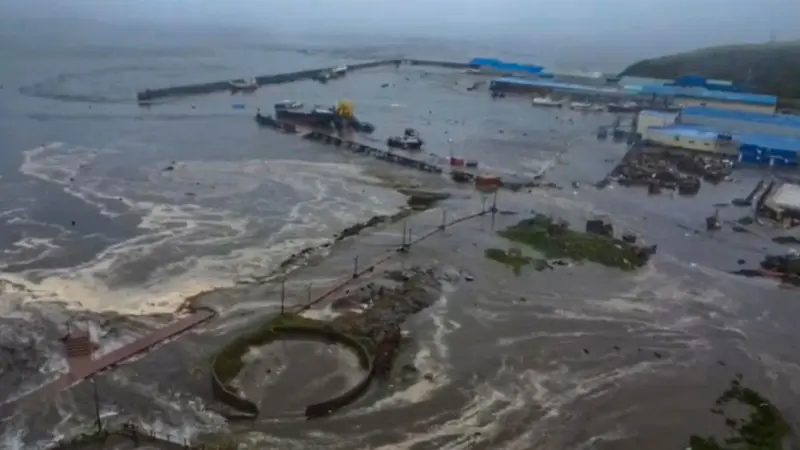Tsunami en Rusia deja edificios sumergidos bajo el agua
