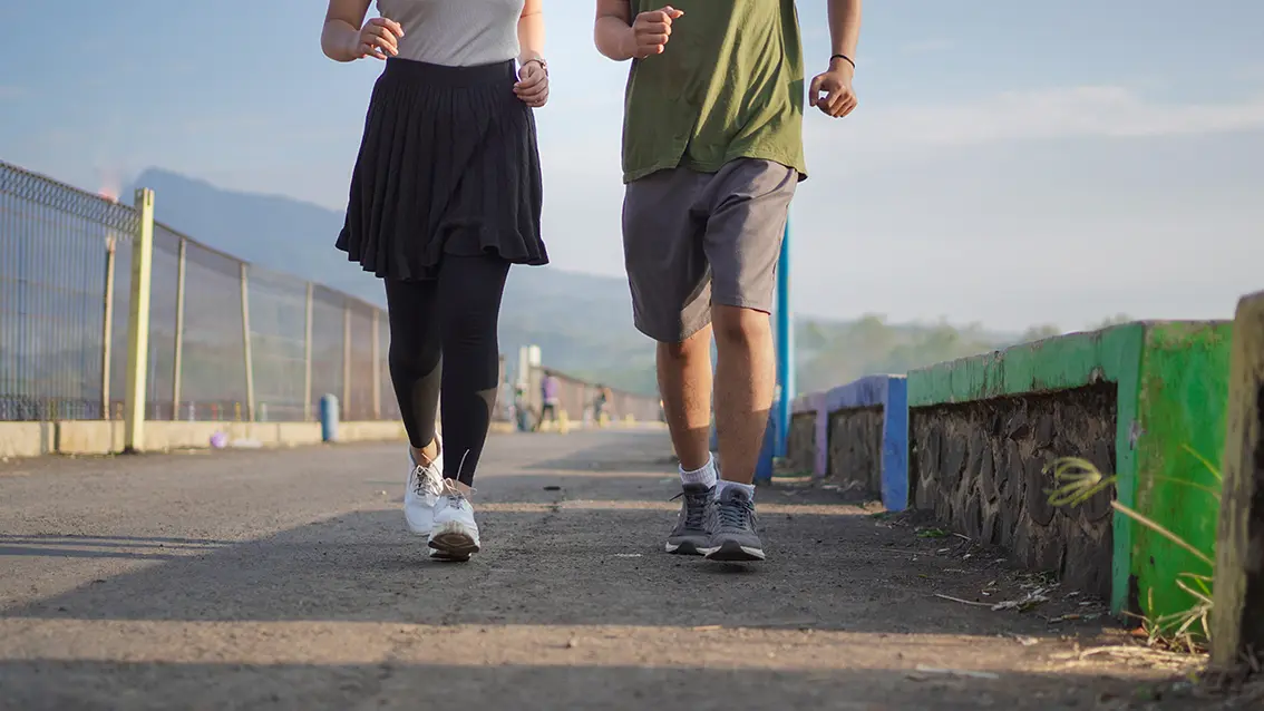 Sin importar la edad, condición física o estilo de vida, caminar más puede evitarte enfermedades.