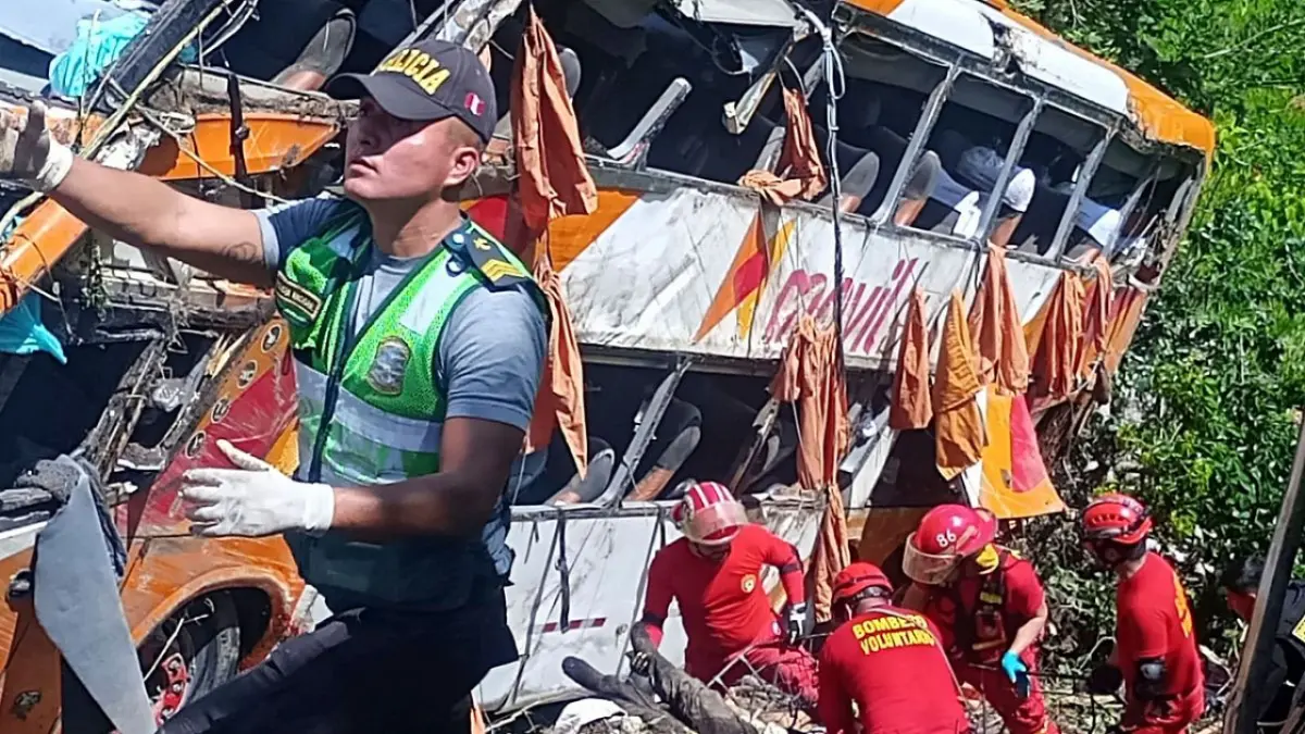 Choque entre microbús y bus del Metropolitano en Lima deja saldo trágico