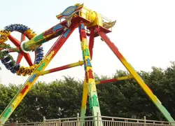 Colapso de juego mecánico en la India queda captado en cámara