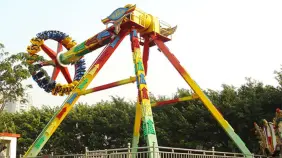 Colapso de juego mecánico en la India queda captado en cámara