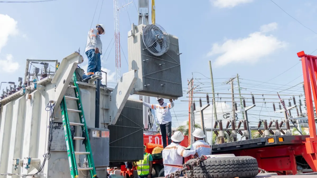 Edesur colocando nuevo transformador de alta potencia.