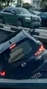 Momento exacto en que un socavón se traga un automóvil con una conductora adentro, en Singapur