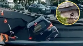 Momento exacto en que un socavón se traga un automóvil con una conductora adentro, en Singapur