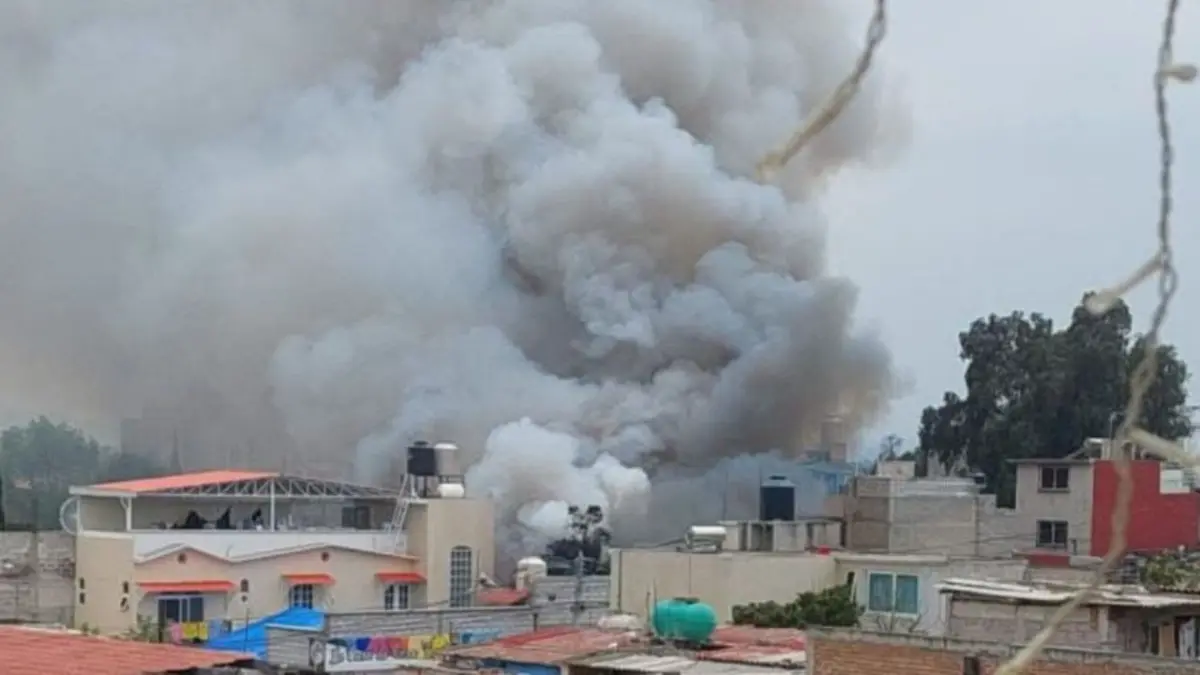 Fuerte explosión de polvorín clandestino consume vivienda en Tultepec, Edomex