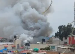 Fuerte explosión de polvorín clandestino consume vivienda en Tultepec