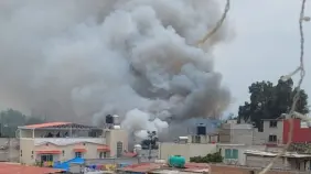 Fuerte explosión de polvorín clandestino consume vivienda en Tultepec