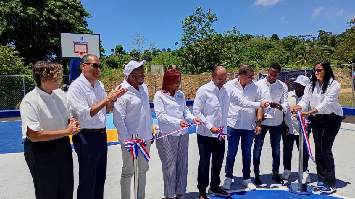 Juega RD Banreservas reconstruye dos canchas en Samaná