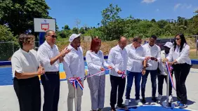 Juega RD Banreservas reconstruye dos canchas en Samaná