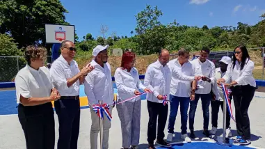 Juega RD Banreservas reconstruye dos canchas en Samaná