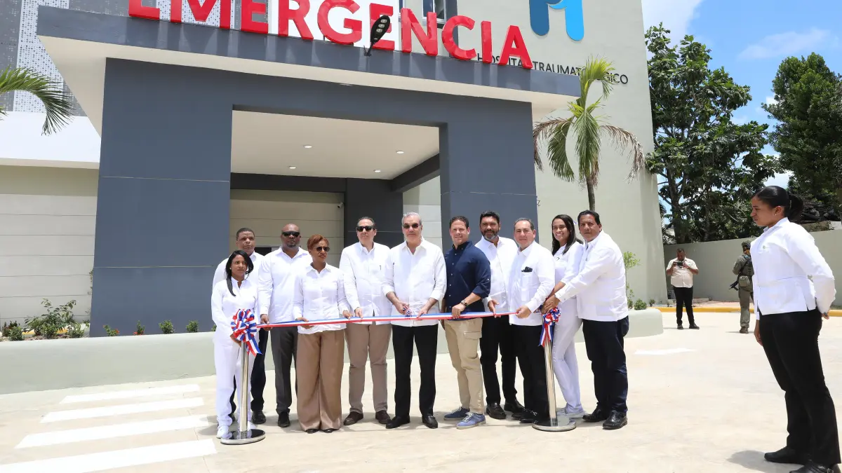 Presidente Abinader inaugurando el hospital traumatológico de la región Este en Higüey.