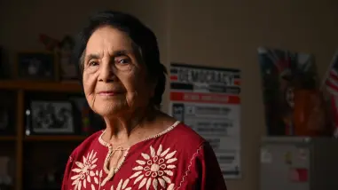 Líder sindical Dolores Huerta insta a movilizarse contra Trump en EEUU