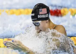 Kate Douglass impone su ley en los 200 braza