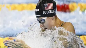 Kate Douglass impone su ley en los 200 braza