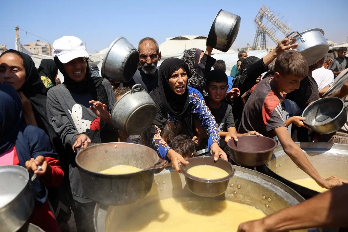 En la imagen, personas buscando comida en Gaza.