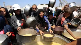 El emisario de EEUU visita centro de distribución en Gaza donde se agrava la crisis humanitaria