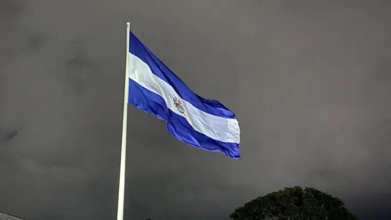 El oficialismo en El Salvador propone reforma para reelección presidencial indefinida