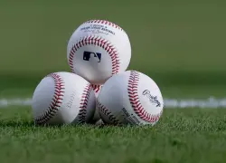 Ozuna y Albies brillan en la victoria de los Bravos sobre los Rojos en la MLB