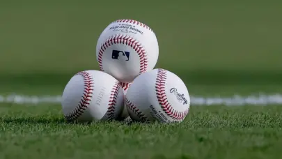 Ozuna y Albies brillan en la victoria de los Bravos sobre los Rojos en la MLB