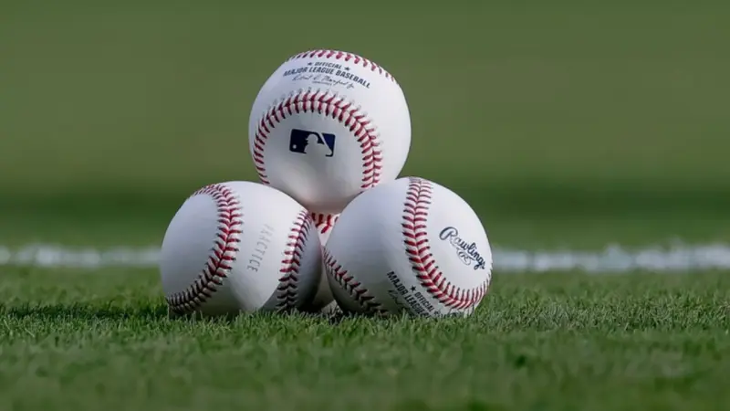 Ozuna y Albies brillan en la victoria de los Bravos sobre los Rojos en la MLB