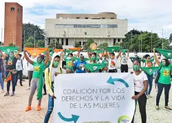 Feministas critican exclusión de derechos; Iglesia lo celebra como un avance