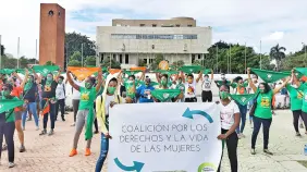 Feministas critican exclusión de derechos; Iglesia lo celebra como un avance