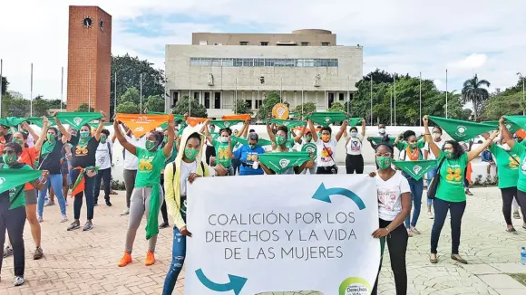 Feministas critican exclusión de derechos; Iglesia lo celebra como un avance