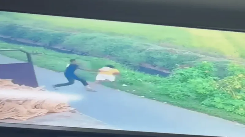 Hombre agrede brutalmente a una mujer y la lanza a un canal de riego