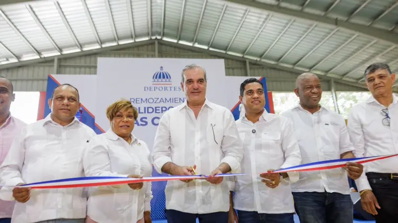 Presidente Abinader y ministro Kelvin Cruz entregan remodelación Polideportivo de Las Caobas