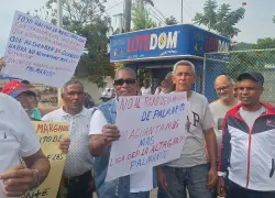 Residentes de Palmarito protestan por mal estado de marginal en Bonao; exigen intervención del MOPC