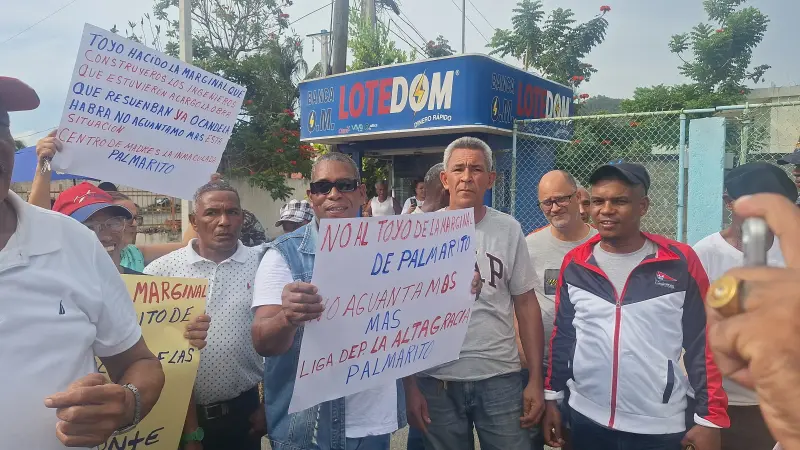 Residentes de Palmarito protestan por mal estado de marginal en Bonao; exigen intervención del MOPC