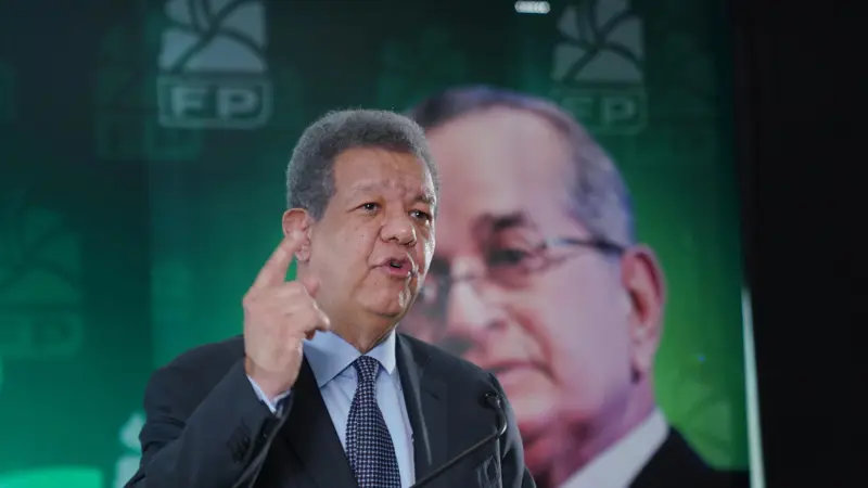 Leonel Fernández ejercerá su derecho al voto en la Escuela República de Colombia