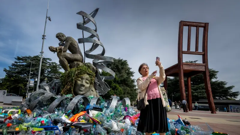 Una escultura de El pensador frente a la ONU para denunciar la contaminación por plásticos