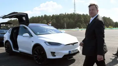 Tesla aprueba 29 mil millones de d&oacute;lares en acciones a Musk mientras sigue proceso judicial