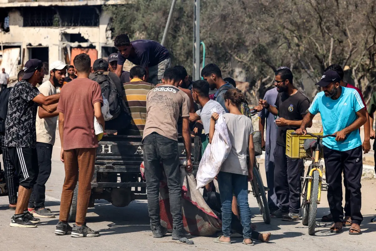 Personas reunidas ayudando heridos en Gaza