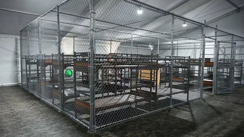 Alligator Alcatraz se afianza como modelo de detención migratoria en EEUU en su primer mes