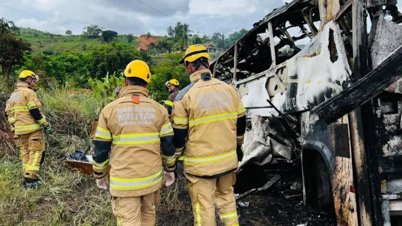 Ocho muertos en un accidente que involucró a tres vehículos en una carretera en Brasil