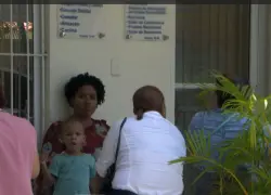 Tres semanas antes de iniciar el año escolar, padres en SDE continúan buscando cupos.