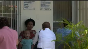Tres semanas antes de iniciar el año escolar, padres en SDE continúan buscando cupos.