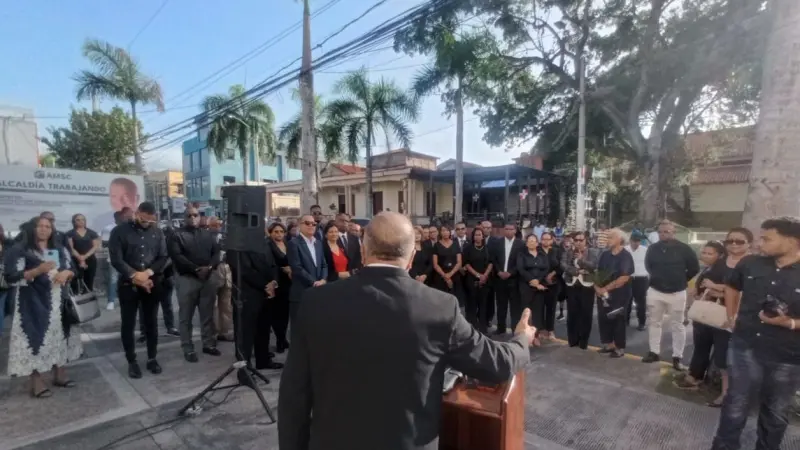 Ayuntamiento de San Cristóbal coloca busto en honor al General Cabral y Luna