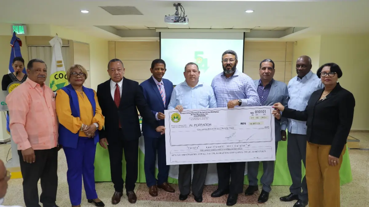 La entrega se efectuó en el salón de eventos de la oficina principal de la Cooperativa Nacional de Servicios Múltiples de los Maestros (COOPNAMA).
