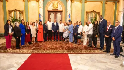 Presidente Abinader recibe a estudiantes meritorios hijos de padres dominicanos en Nueva York