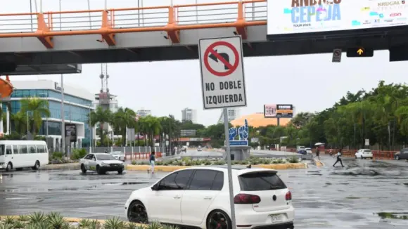 Conductores divididos ante nueva fase del plan RD se mueve que prohíbe giros a la izquierda