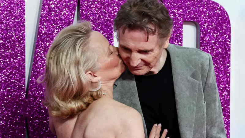 Pamela Anderson y Liam Neeson: romance con el aval de su familia